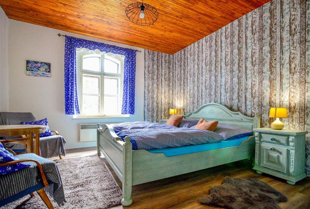 a bedroom with a bed and a window and a table at Borovnička in Klein Borowitz