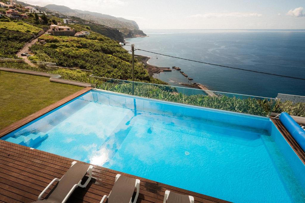 een zwembad met uitzicht op de oceaan bij Sea View Villa Mar Lindo nr Ponta do Sol in Ponta do Sol