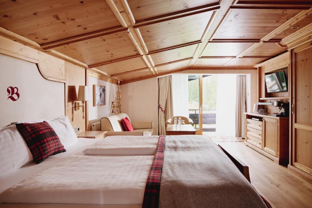 Postel nebo postele na pokoji v ubytování Burg Hotel Oberlech