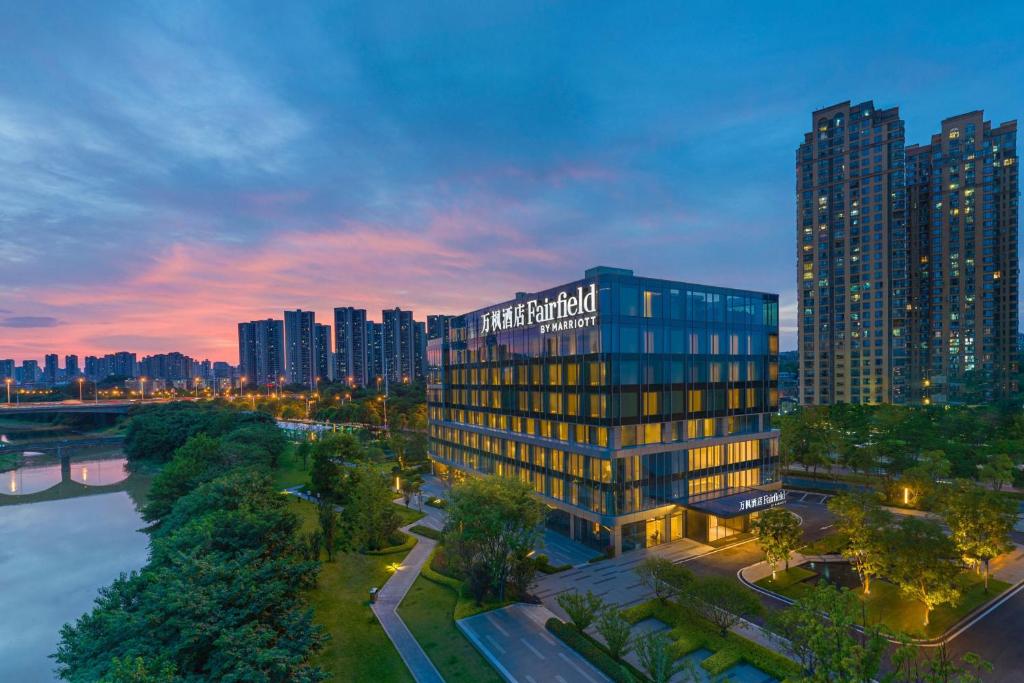 長沙市にあるFairfield by Marriott Changsha Yueluの側面に看板がある建物