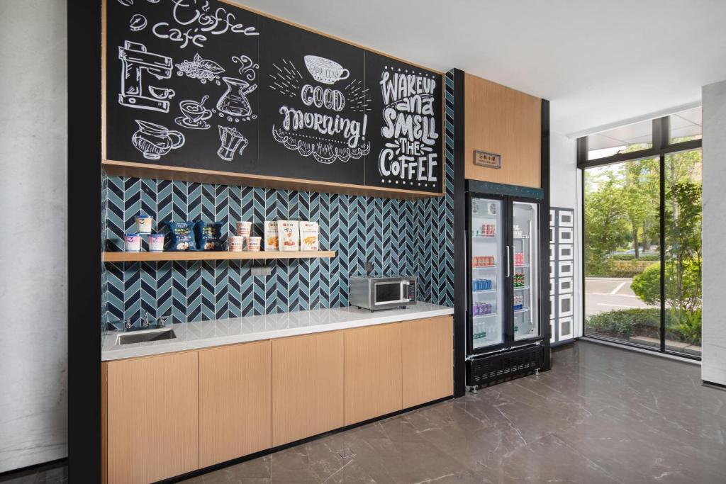 Fairfield by Marriott Changsha Yueluにあるキッチンまたは簡易キッチン