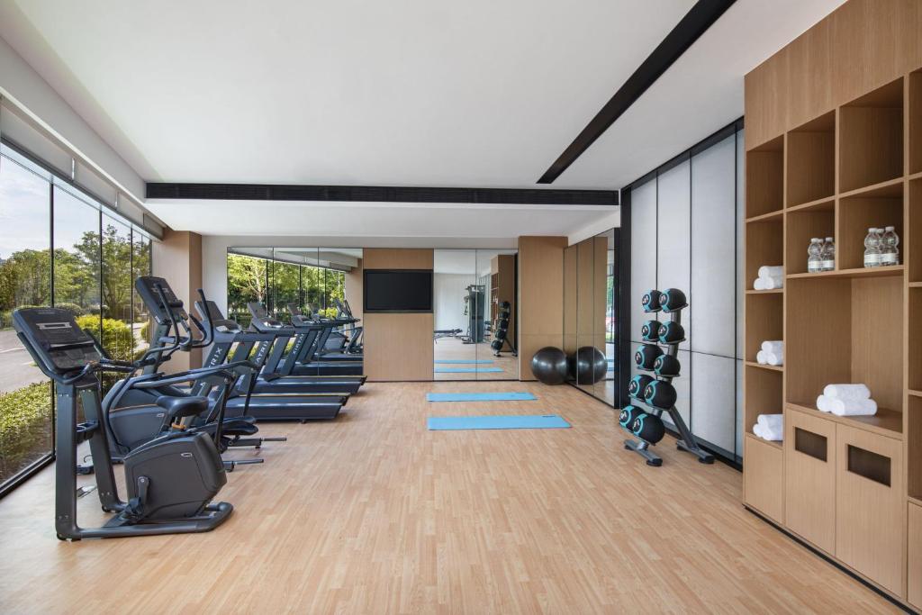 Fairfield by Marriott Changsha Yueluにあるフィットネスセンターまたはフィットネス設備