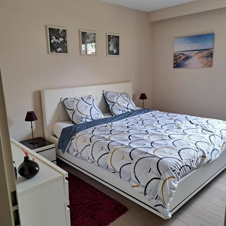 a bedroom with a bed in a room at Appartement Residentie Amadeus met garage-lift in Sint-Idesbald