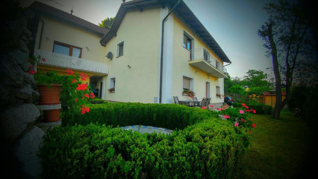 una casa grande con flores delante en Apartments Ina, en Rogaška Slatina