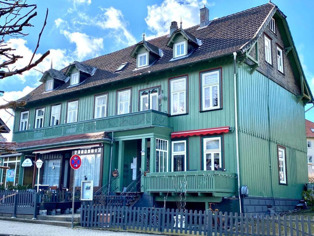 una casa verde con techo negro en Poststübel, en Hahnenklee-Bockswiese