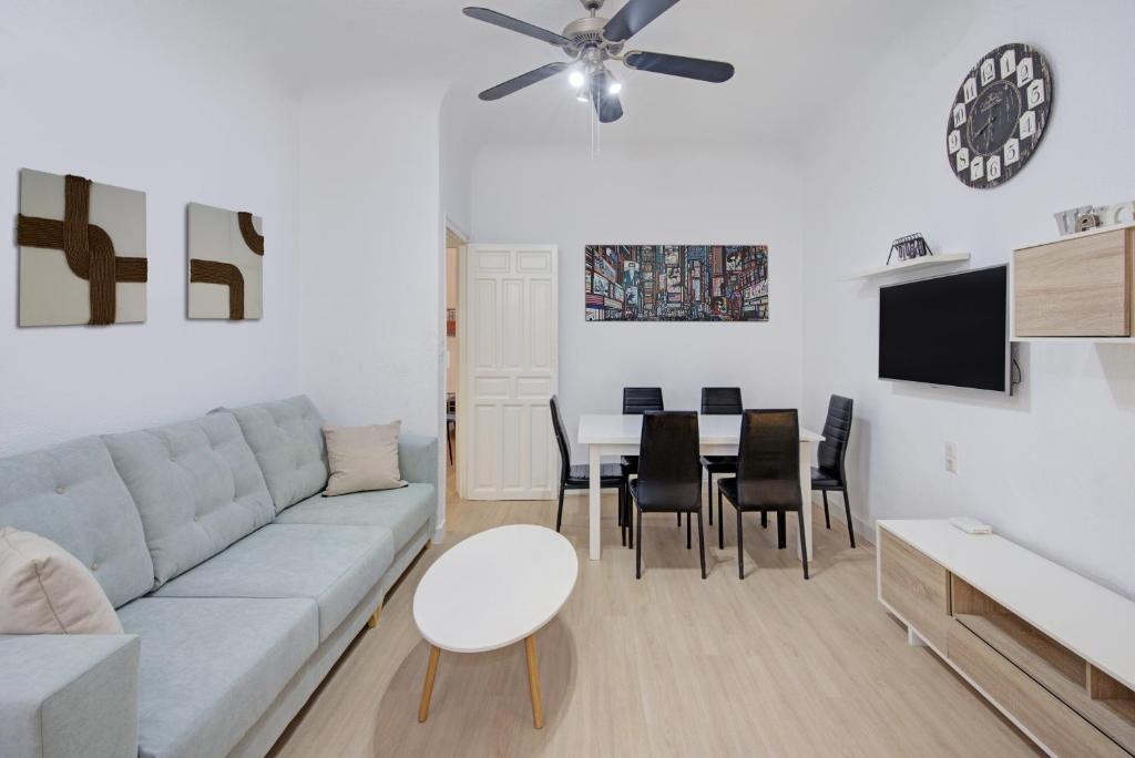 - un salon avec un canapé et une table dans l'établissement New Arab Baths Apartament, à Grenade