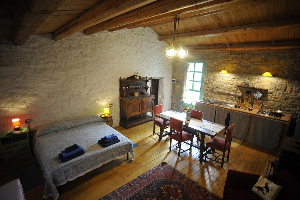 una camera con letto e tavolo e una cucina di Suite Chevalier Claudio ad Agnone
