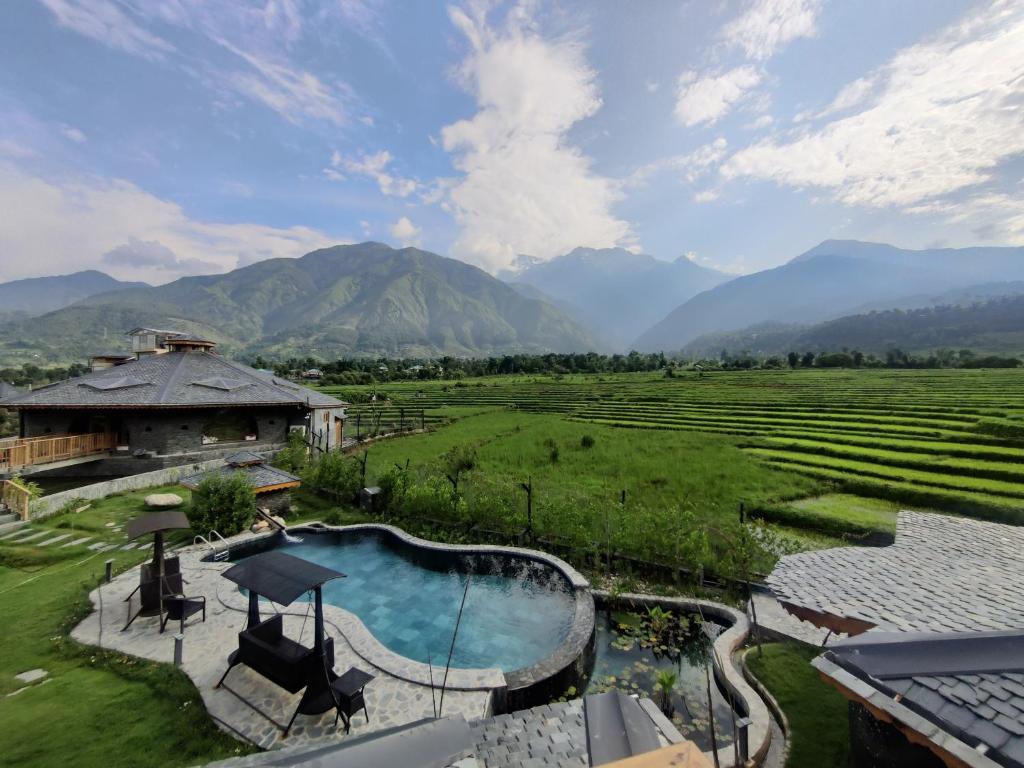 Majoituspaikan Osho Himalayas Wellness Resort uima-allas tai lähistöllä sijaitseva uima-allas