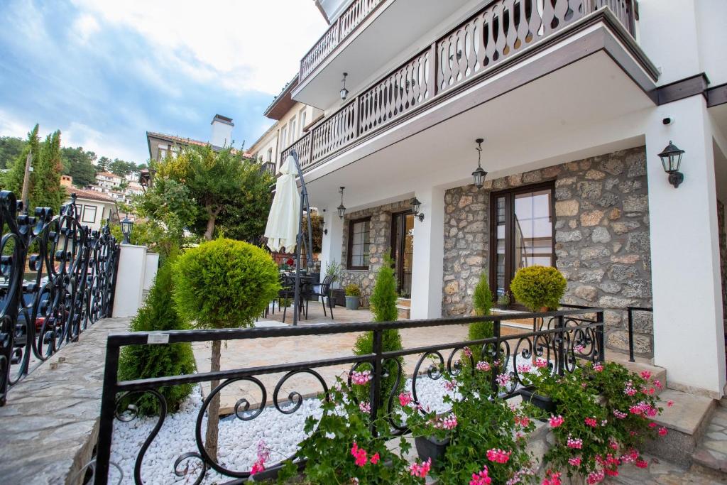 een balkon van een gebouw met roze bloemen bij Villa PUPIN in Ohrid