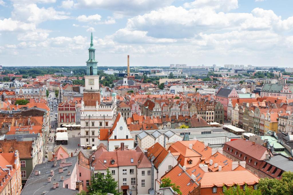 Nespecifikovaný výhled na destinaci Poznaň nebo výhled na město při pohledu z aparthotelu