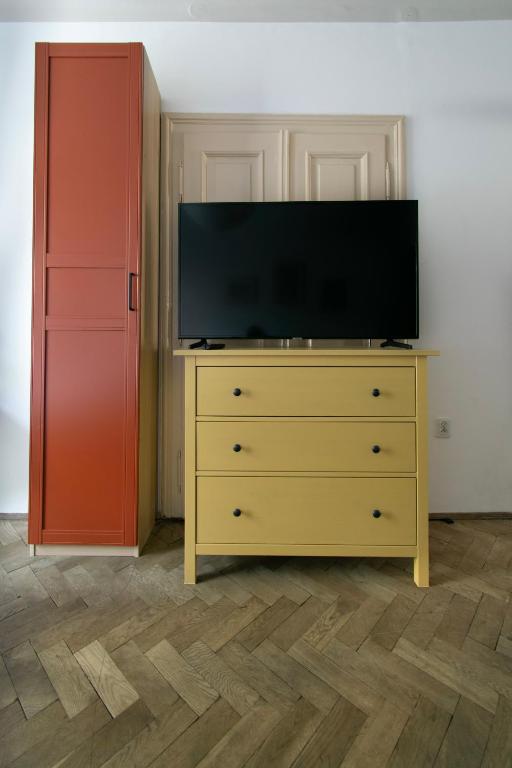 Televízia a/alebo spoločenská miestnosť v ubytovaní Prestige location apartments Pijarska street
