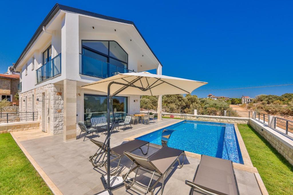 eine Villa mit einem Pool und einem Haus in der Unterkunft Luxury Sea View Villa w Pool By The Sea in Antalya in Demre