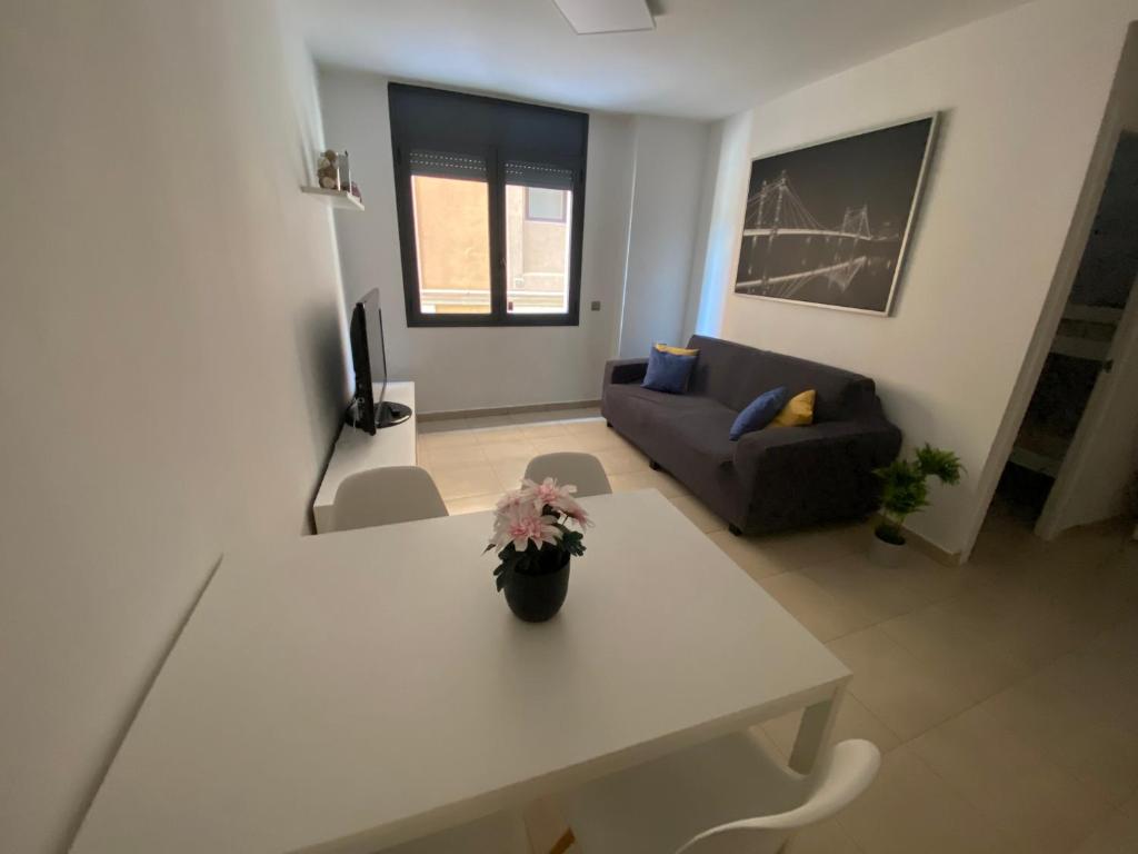 sala de estar con mesa y sofá en Apartaments Puigcardener 1, en Manresa