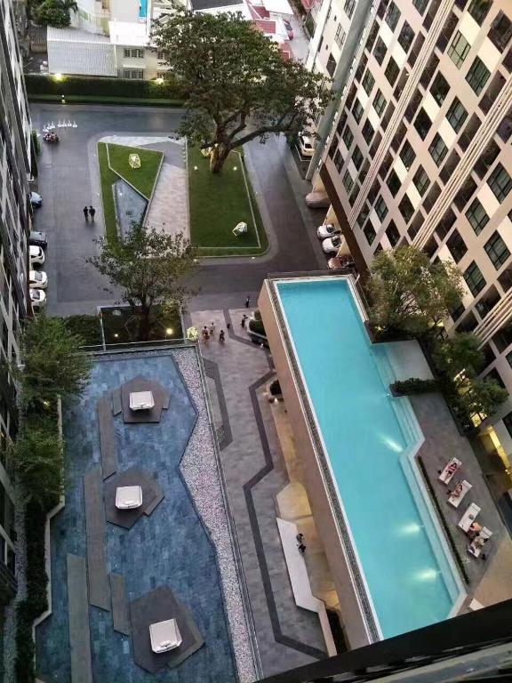 an overhead view of a swimming pool in a city at the base 网红公寓 市中心核心区顶层无边泳池俯瞰整个芭堤雅海湾 in Pattaya