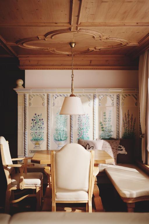 Postel nebo postele na pokoji v ubytování Burg Hotel Oberlech