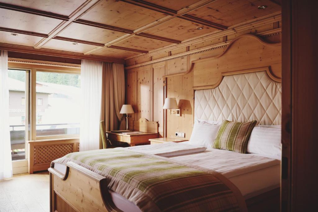Postel nebo postele na pokoji v ubytování Burg Hotel Oberlech