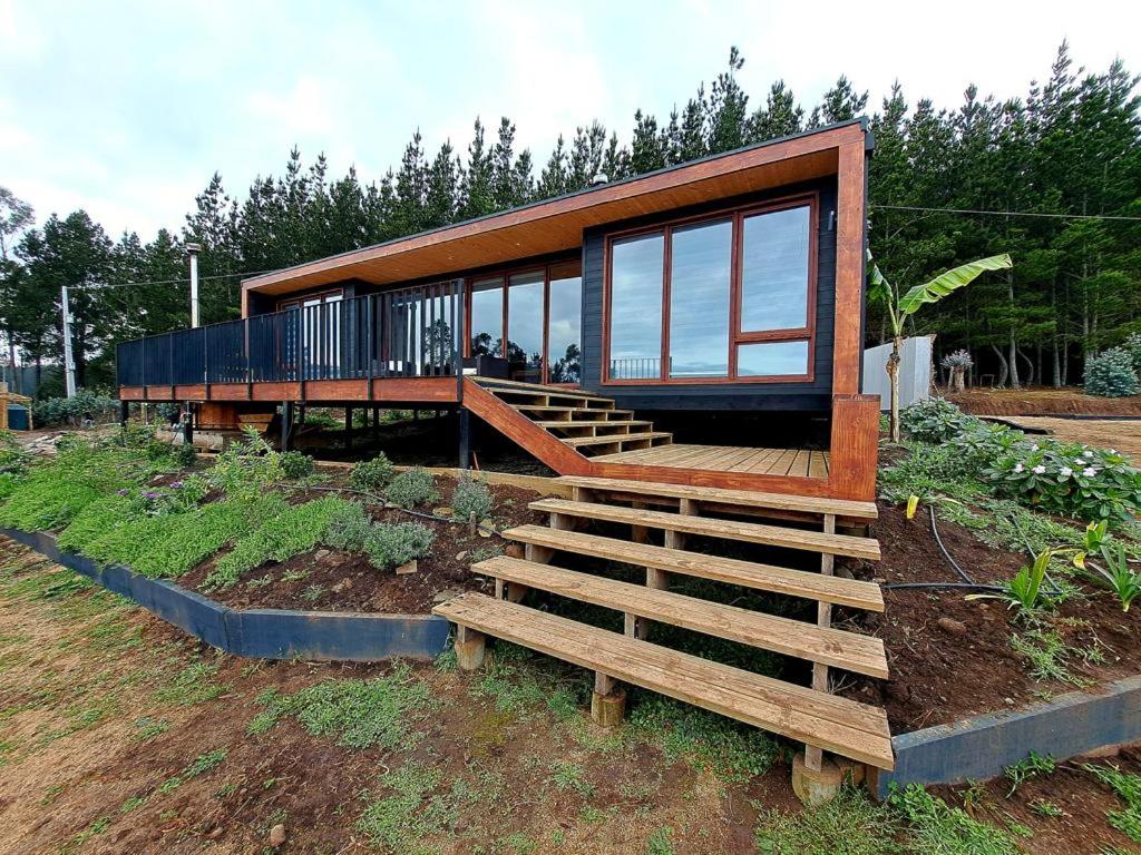 Casa moderna con puertas de cristal y escaleras de madera en Lodge Pullay / 6 Personas, en Cobquecura