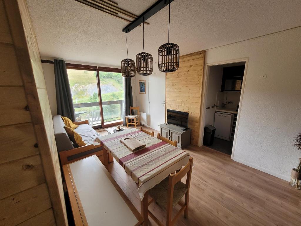 un salon avec une table et un canapé dans l'établissement Le Yéti - Station de ski à pied au Corbier, à Villarembert