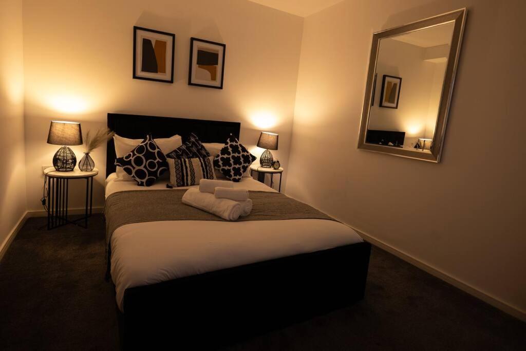 Llit o llits en una habitació de Quaint 3BR l Market St Watford l Sleeps 8
