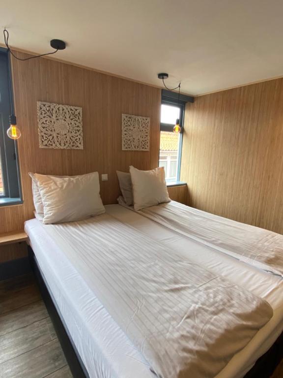 Postel nebo postele na pokoji v ubytování Hotel Buren
