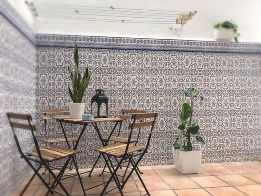 einen Tisch und Stühle mit Pflanzen an der Wand in der Unterkunft Nice and calm apartment Atocha, Madrid LAC4 in Madrid