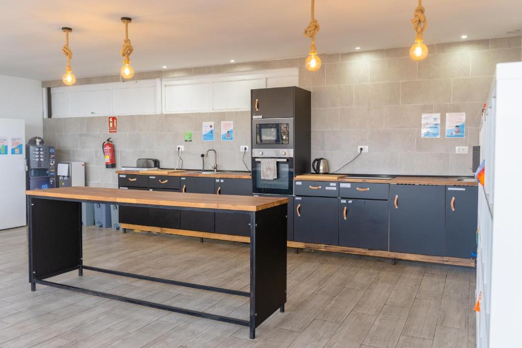 Kuchyň nebo kuchyňský kout v ubytování Ocean Nomads Coworking