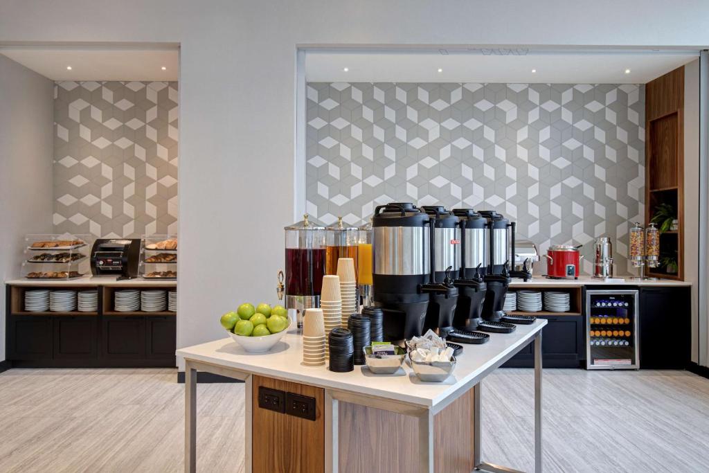 Kuchyň nebo kuchyňský kout v ubytování Hampton Inn Montreal Downtown, Qc