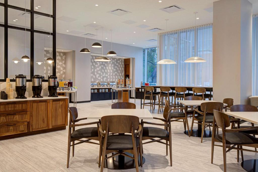 Restaurace v ubytování Hampton Inn Montreal Downtown, Qc
