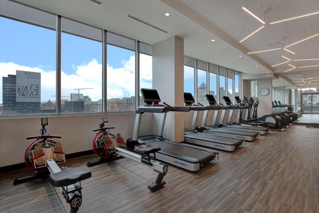 Fitness centrum a/nebo fitness zařízení v ubytování Hampton Inn Montreal Downtown, Qc