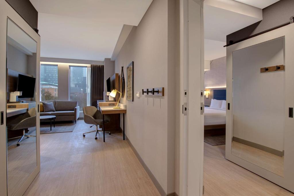 Postel nebo postele na pokoji v ubytování Hampton Inn Montreal Downtown, Qc