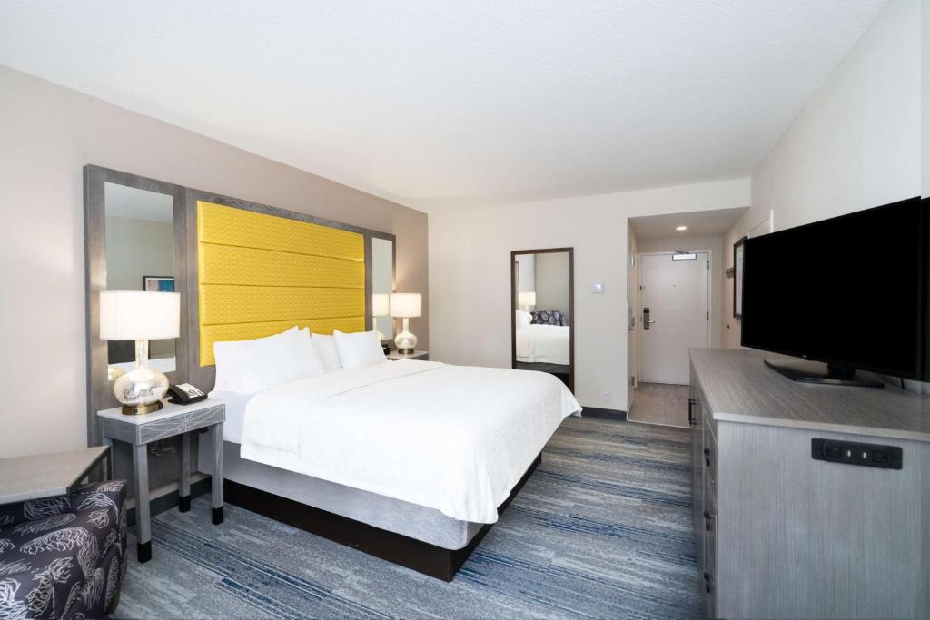 Hampton Inn & Suites Amelia Island-Historic Harbor Front - King Room - No Fumadores