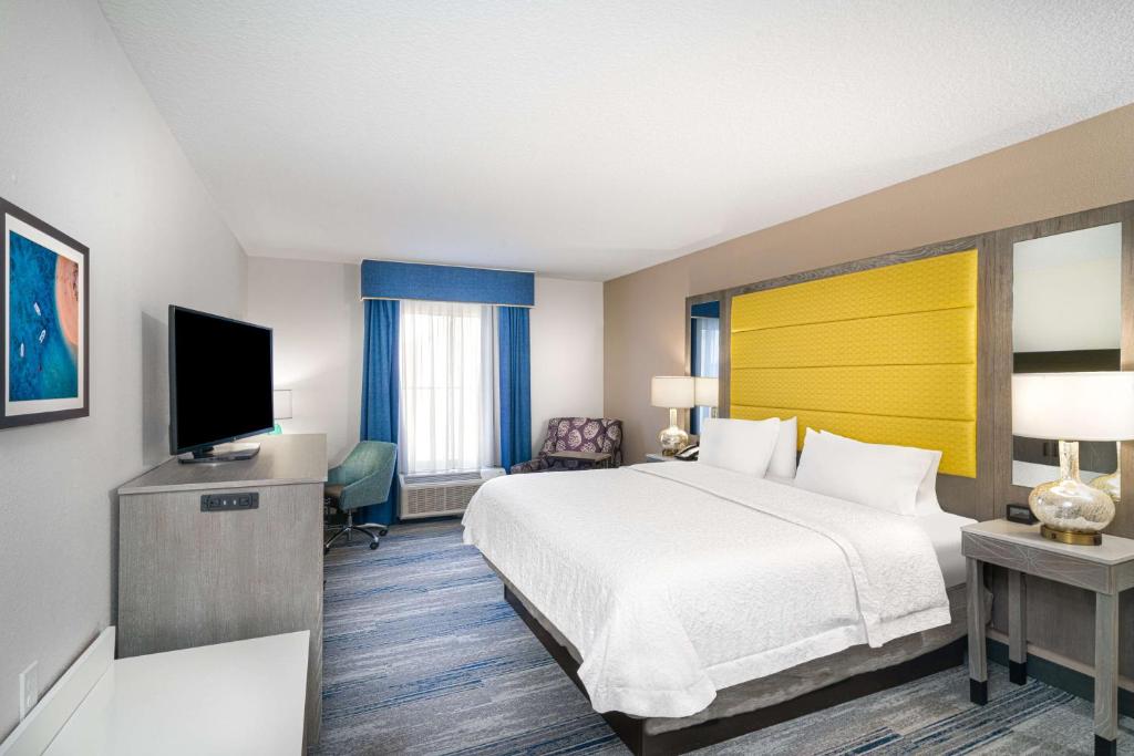 Hampton Inn & Suites Amelia Island-Historic Harbor Front - Room King Con Ducha Sin Cita