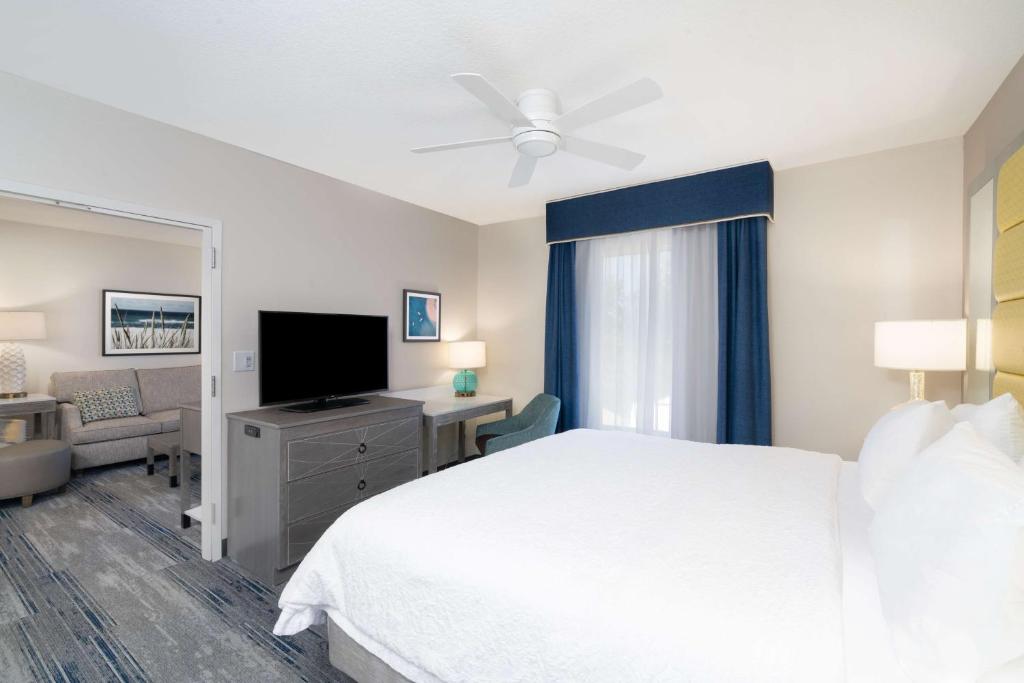 Hampton Inn & Suites Amelia Island-Historic Harbor Front - Rey Suite