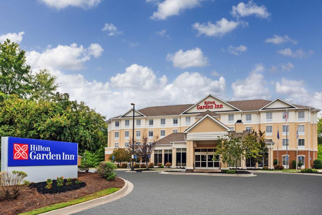 un montage d'un hôtel avec un panneau devant lui dans l'établissement Hilton Garden Inn Aiken, à Aiken