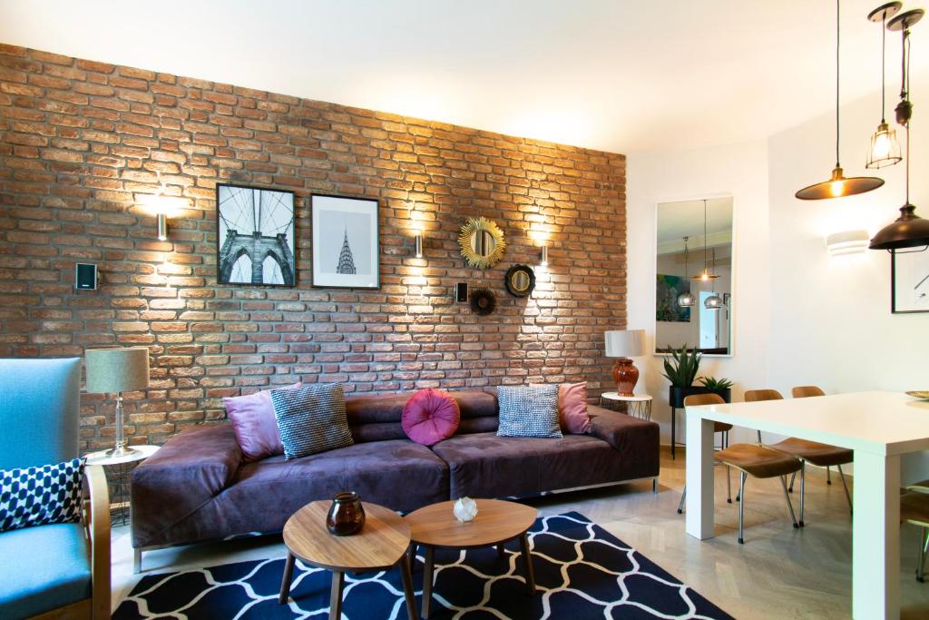 Ruang duduk di Spacious 3BR apartment with AC in living room, 2 balconies