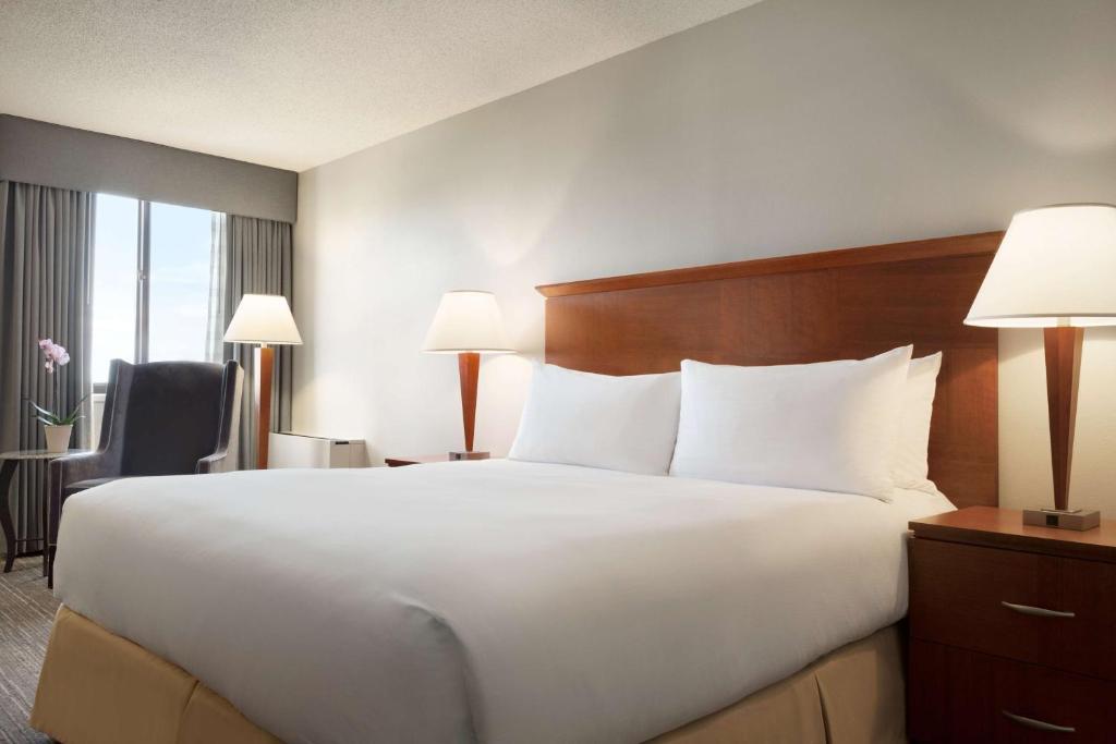 DoubleTree by Hilton Minneapolis Park Place - King Room Met Roll -in Douche - Mobiliteitstoegang