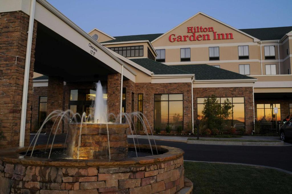 een hotel met een fontein voor een gebouw bij Hilton Garden Inn Cartersville in Cartersville