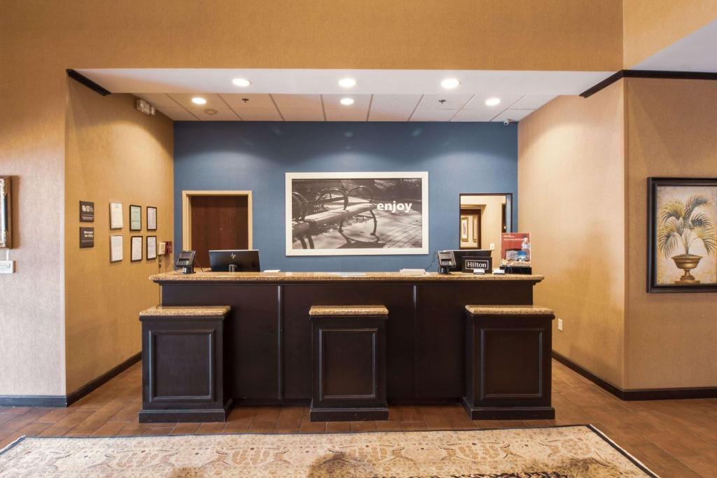 TV a/nebo společenská místnost v ubytování Hampton Inn & Suites Huntsville Hampton Cove