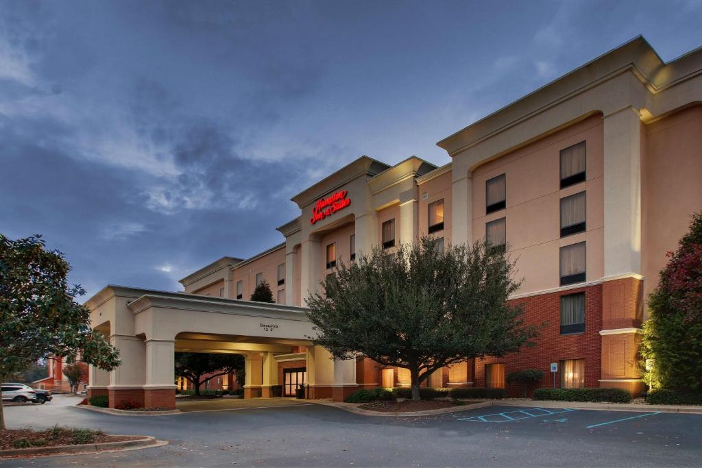 een weergave van een hotelgebouw met een parkeerplaats bij Hampton Inn & Suites Spartanburg-I-26-Westgate Mall in Spartanburg