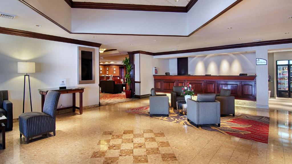 Posezení v ubytování DoubleTree by Hilton Lisle Naperville