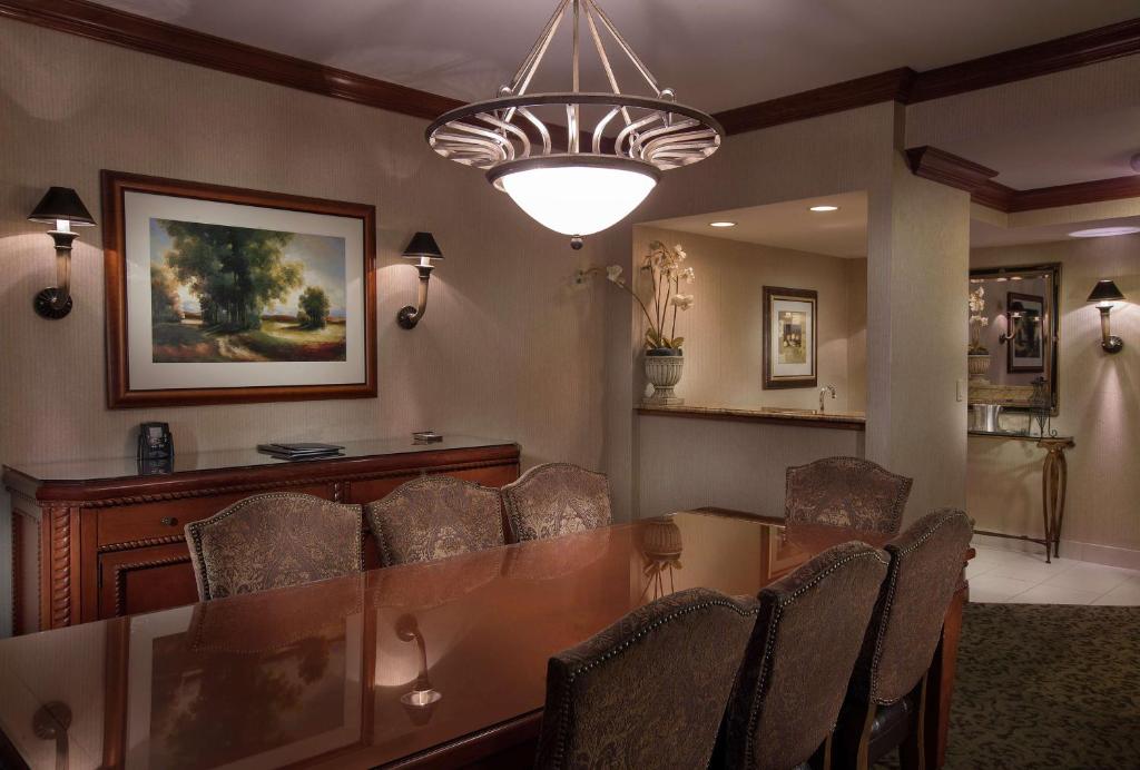 Posezení v ubytování DoubleTree by Hilton Lisle Naperville