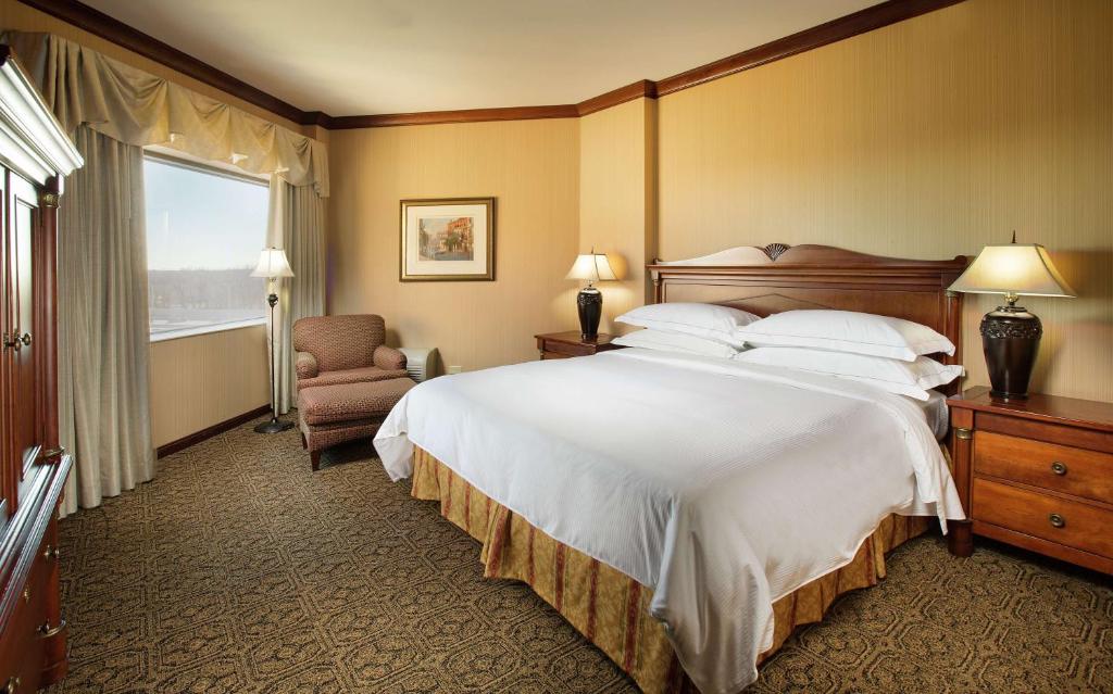 Postel nebo postele na pokoji v ubytování DoubleTree by Hilton Lisle Naperville