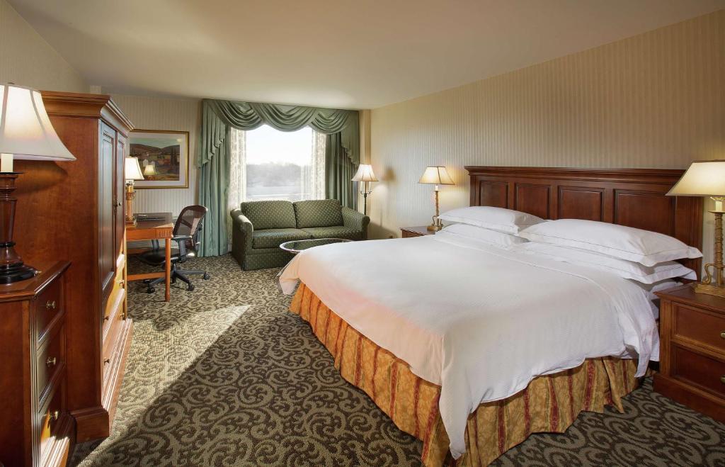 Postel nebo postele na pokoji v ubytování DoubleTree by Hilton Lisle Naperville