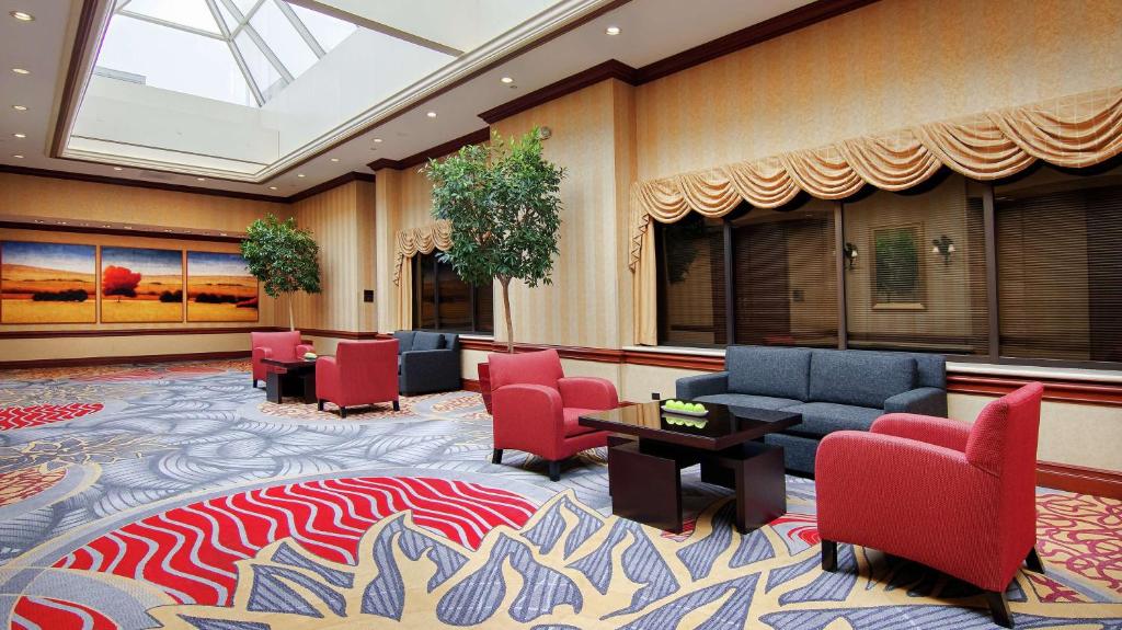 Posezení v ubytování DoubleTree by Hilton Lisle Naperville