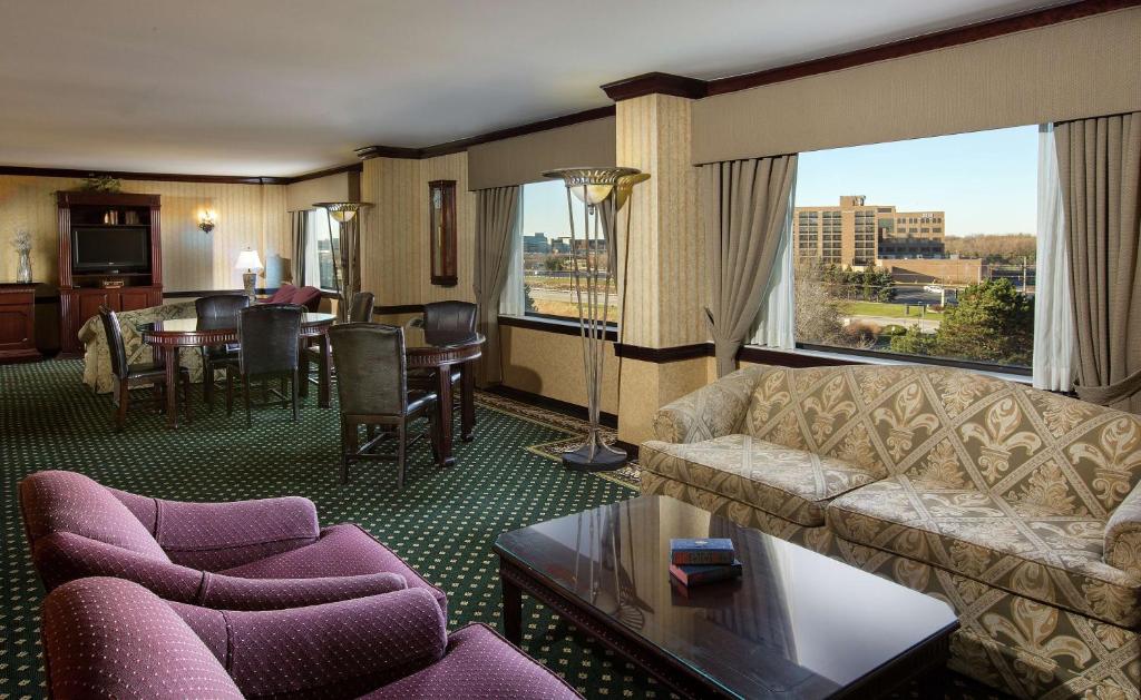 Posezení v ubytování DoubleTree by Hilton Lisle Naperville