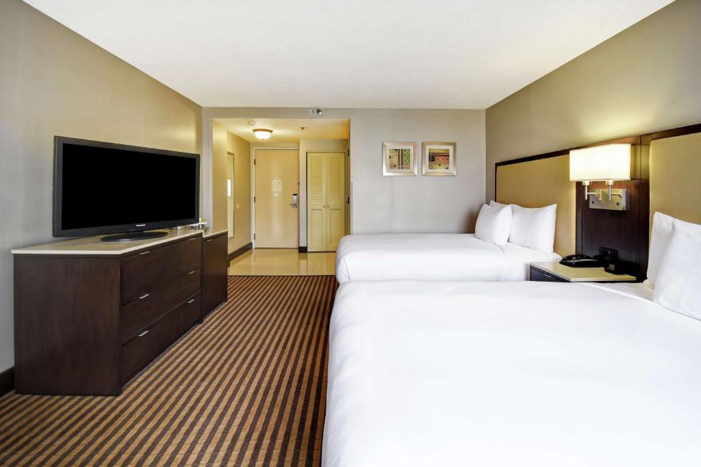 DoubleTree by Hilton Pleasanton at The Club photo