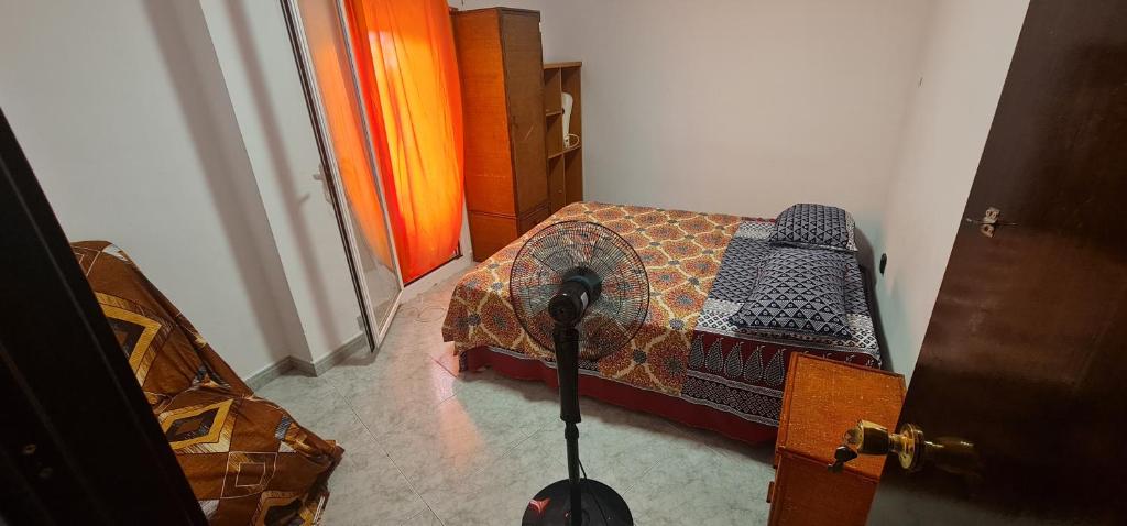 Gulta vai gultas numurā naktsmītnē Sunny Room in a Shared apartment in Rubi