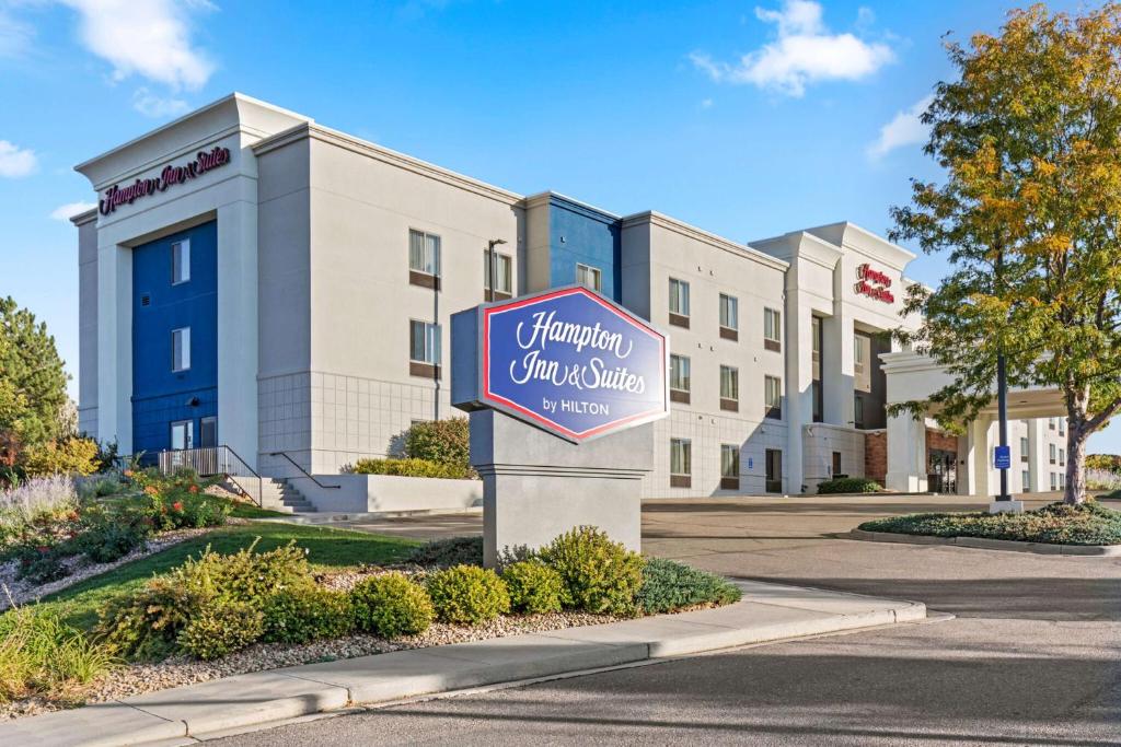 un panneau devant un bâtiment dans l'établissement Hampton Inn & Suites Greeley, à Greeley