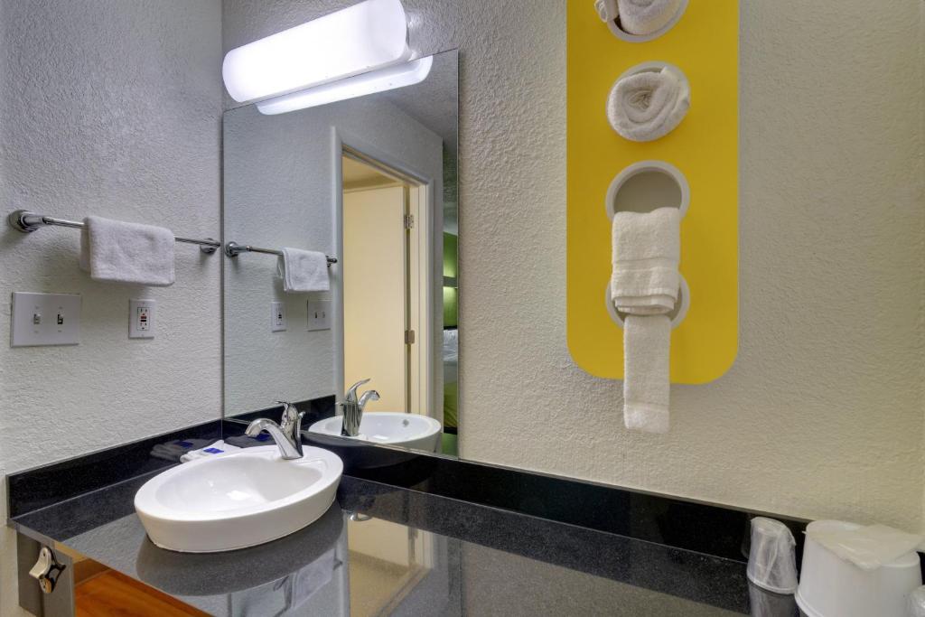Koupelna v ubytování Motel 6-Destin, FL