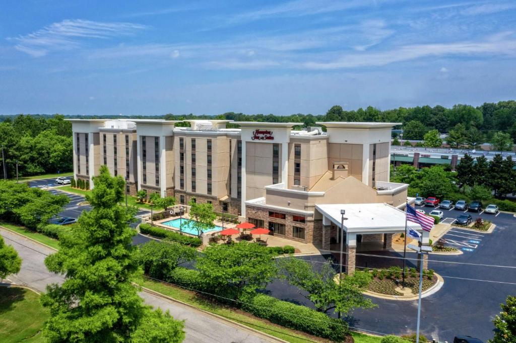 an aerial view of a hotel with a parking lot at Hampton Inn & Suites Memphis-Wolfchase Galleria in Memphis